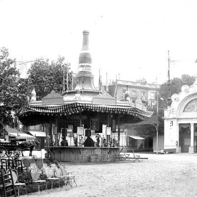 représentation d'un ancien kiosque dans le style Art Nouveau de 1895, photo en noir et Blanc surmonté d'une très grande bouteille d'Ackerman